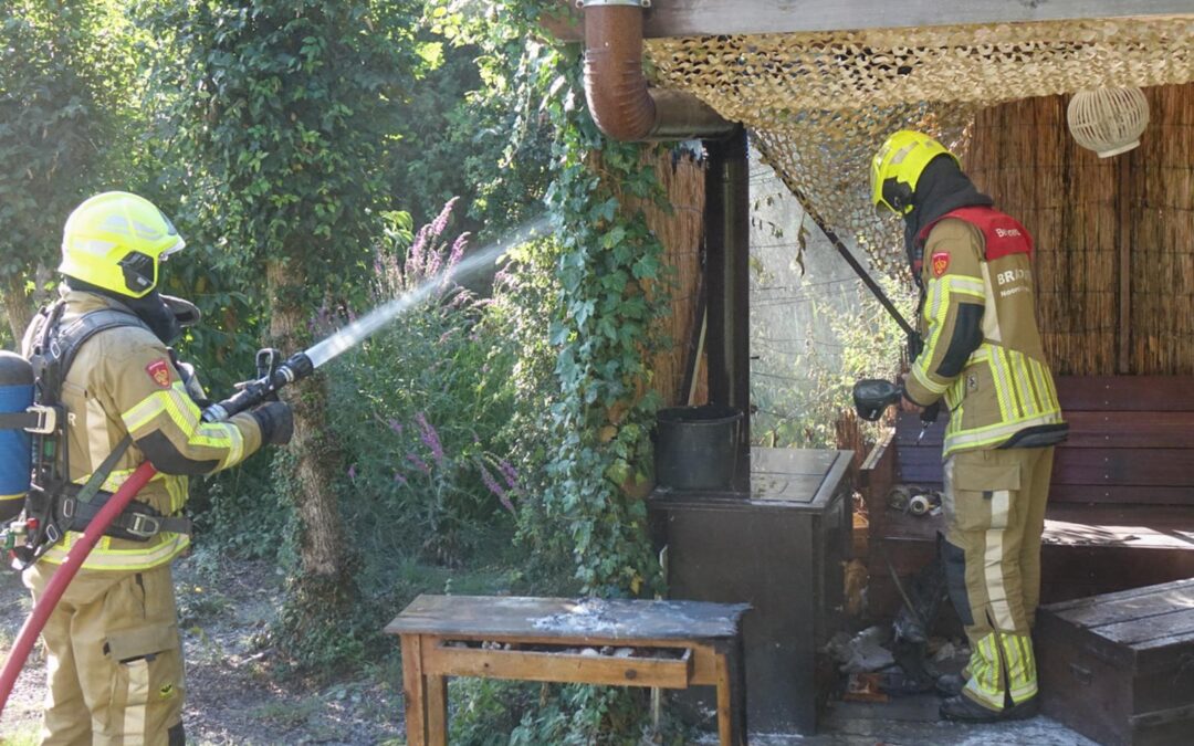 Buurtbewoners blussen brand bij chalet op camping in Schoorl
