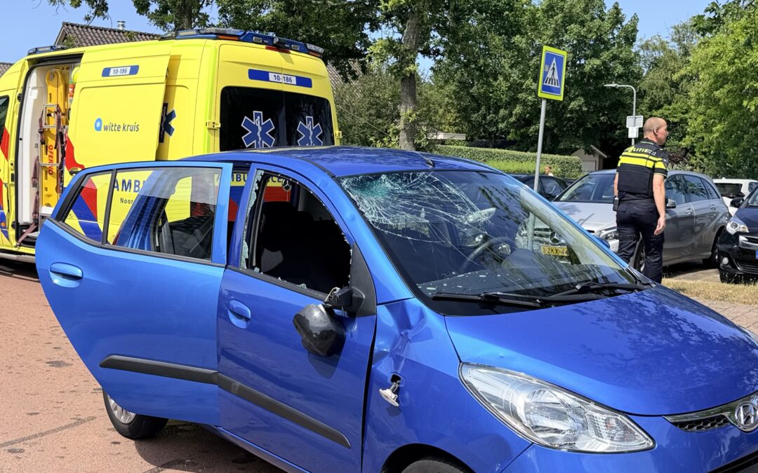Fietser ernstig gewond na botsing met auto op Heereweg in Schoorl