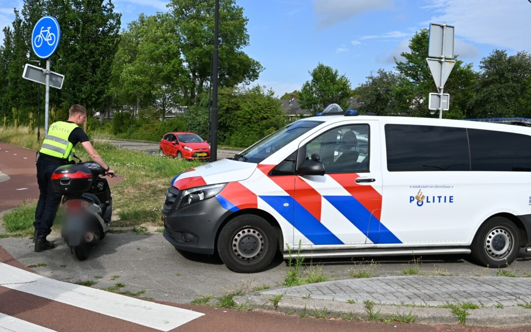 Scooterrijder lichtgewond na aanrijding op rotonde in Heerhugowaard