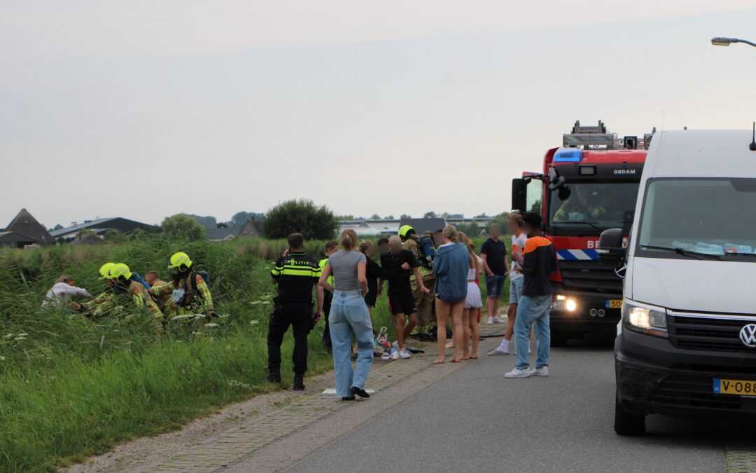 Plezierschuit vat vlam in Obdam, meerdere opvarenden lopen lichte brandwonden op