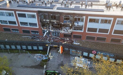 Foto van het appartementencomplex na de explosie.